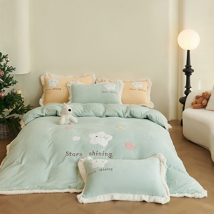 91家纺网 家纺一手货源 找家纺 黛舒家居 2024新款亲肤舒适高克重牛奶绒贴布绣四件套 星空绿