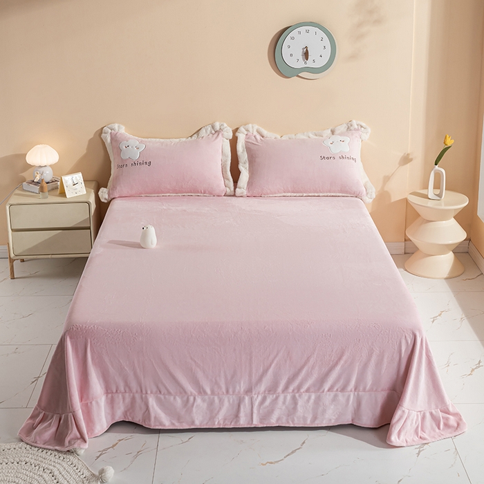 91家纺网 家纺一手货源 找家纺 黛舒家居 2024新款亲肤舒适高克重牛奶绒贴布绣四件套 星空粉