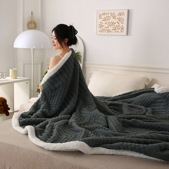 91家纺网 家纺一手货源 找家纺 巴木赫 2024新款舒棉绒点点塔芙绒双层羊羔绒毯 深灰