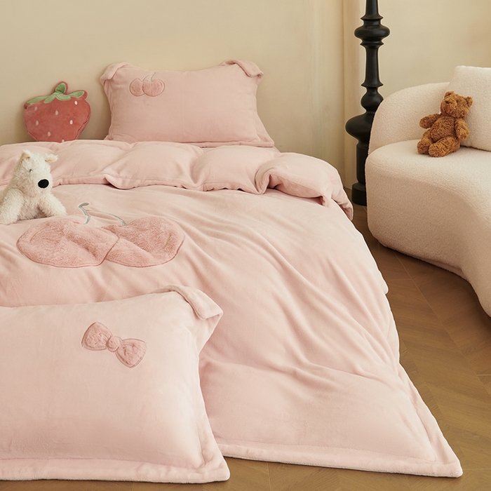 91家纺网 家纺一手货源 找家纺 黛舒家居 2024新款亲肤舒适高克重牛奶绒贴布绣四件套 甜心樱桃