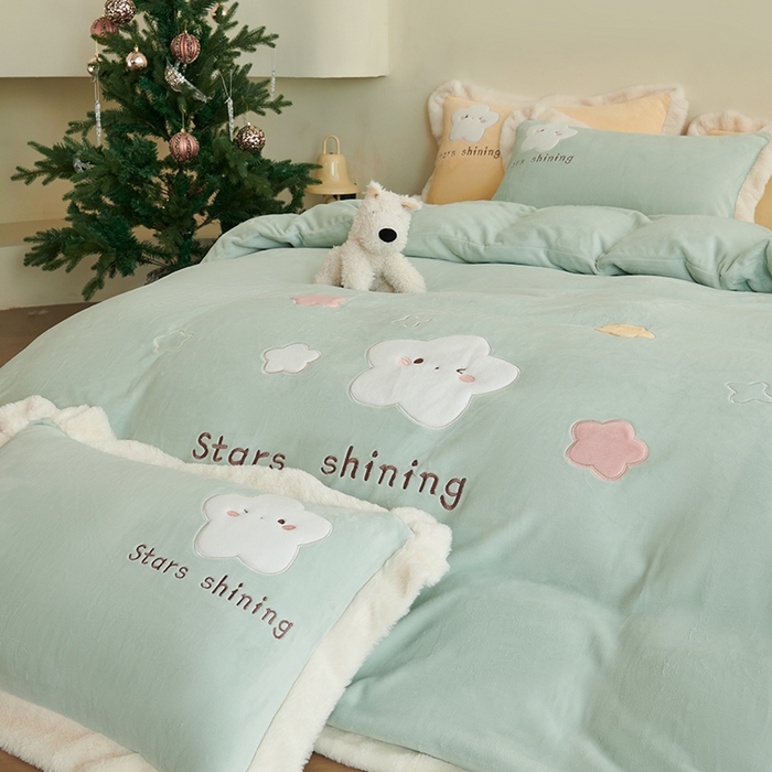 91家纺网 家纺一手货源 找家纺 黛舒家居 2024新款亲肤舒适高克重牛奶绒贴布绣四件套 星空绿