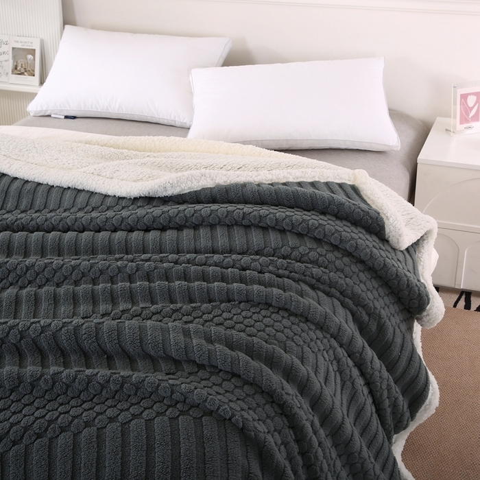 91家纺网 家纺一手货源 找家纺 巴木赫 2024新款舒棉绒点点塔芙绒双层羊羔绒毯 深灰