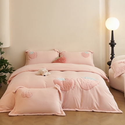 91家纺网 家纺一手货源 找家纺 黛舒家居 2024新款亲肤舒适高克重牛奶绒贴布绣四件套 甜心草莓粉