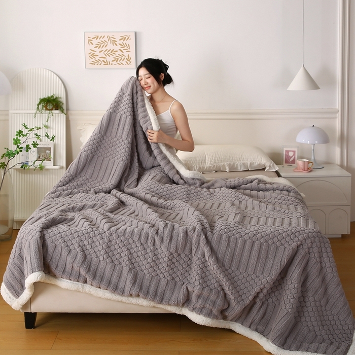 91家纺网 家纺一手货源 找家纺 巴木赫 2024新款舒棉绒点点塔芙绒双层羊羔绒毯 银灰