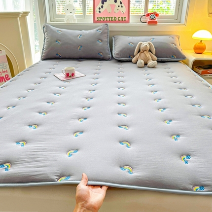 91家纺网 家纺一手货源 找家纺 迪梦思家纺 2024新款原棉彩虹刺绣床护垫 彩虹-银灰