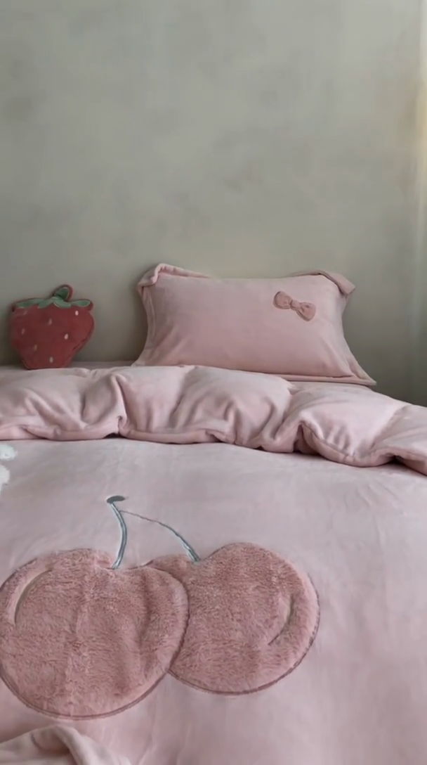 91家纺网 家纺一手货源 找家纺 黛舒家居 2024新款亲肤舒适高克重牛奶绒贴布绣四件套 甜心樱桃