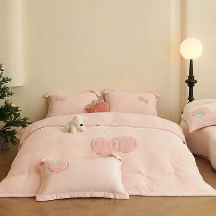 黛舒家居 2024新款亲肤舒适高克重牛奶绒贴布绣四件套 甜心樱桃