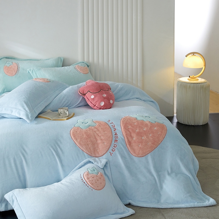 91家纺网 家纺一手货源 找家纺 黛舒家居 2024新款亲肤舒适高克重牛奶绒贴布绣四件套 甜心草莓蓝