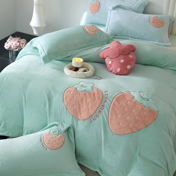 91家纺网 家纺一手货源 找家纺 黛舒家居 2024新款亲肤舒适高克重牛奶绒贴布绣四件套 甜心草莓绿