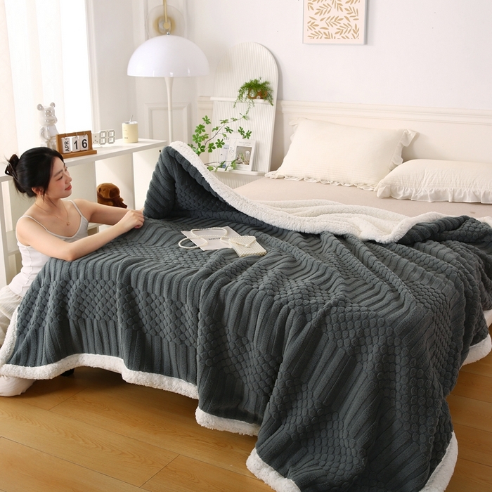91家纺网 家纺一手货源 找家纺 巴木赫 2024新款舒棉绒点点塔芙绒双层羊羔绒毯 深灰