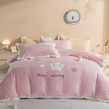 91家纺网 家纺一手货源 找家纺 黛舒家居 2024新款亲肤舒适高克重牛奶绒贴布绣四件套 星空粉