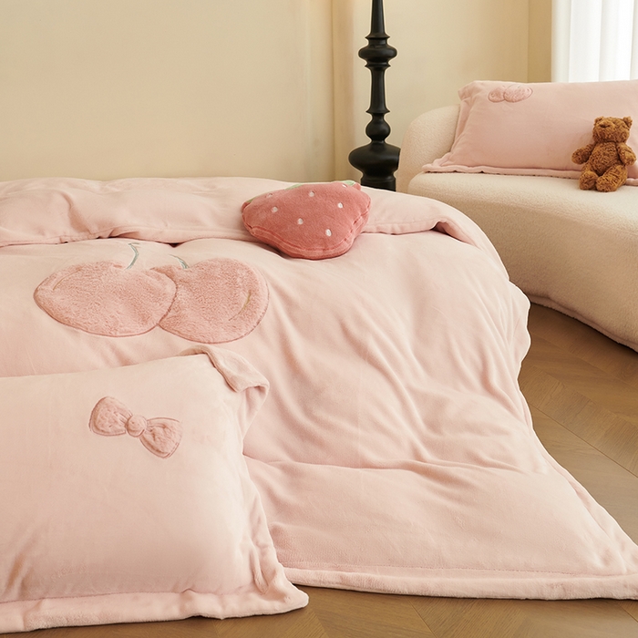 91家纺网 家纺一手货源 找家纺 黛舒家居 2024新款亲肤舒适高克重牛奶绒贴布绣四件套 甜心樱桃