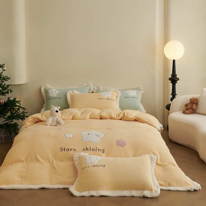 91家纺网 家纺一手货源 找家纺 黛舒家居 2024新款亲肤舒适高克重牛奶绒贴布绣四件套 星空黄