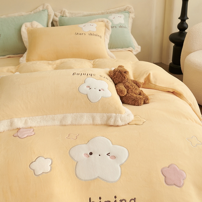 91家纺网 家纺一手货源 找家纺 黛舒家居 2024新款亲肤舒适高克重牛奶绒贴布绣四件套 星空黄