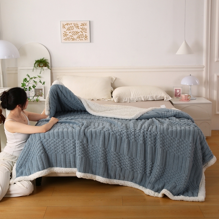 91家纺网 家纺一手货源 找家纺 巴木赫 2024新款舒棉绒点点塔芙绒双层羊羔绒毯 灰蓝