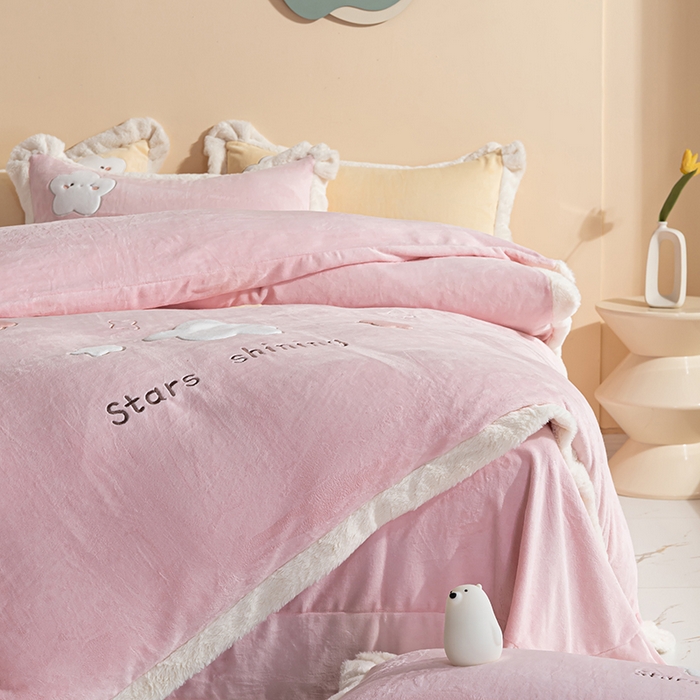 91家纺网 家纺一手货源 找家纺 黛舒家居 2024新款亲肤舒适高克重牛奶绒贴布绣四件套 星空粉