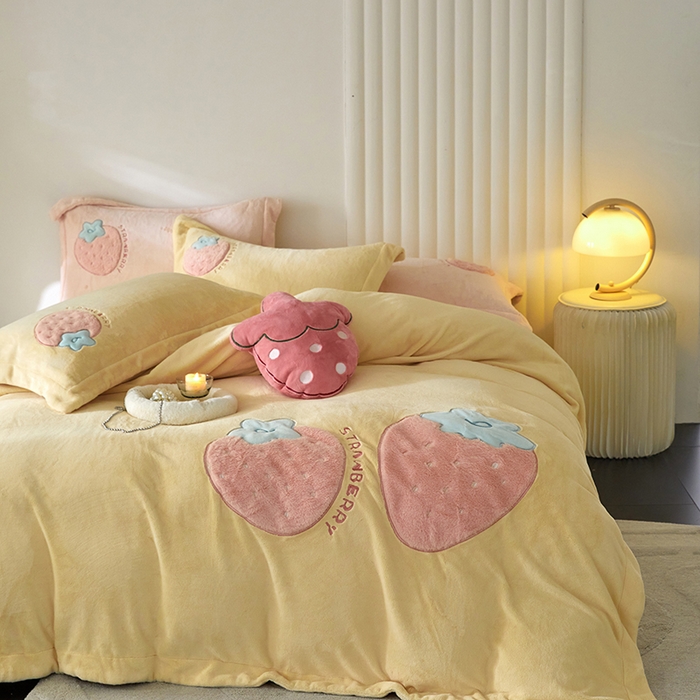 91家纺网 家纺一手货源 找家纺 黛舒家居 2024新款亲肤舒适高克重牛奶绒贴布绣四件套 甜心草莓黄
