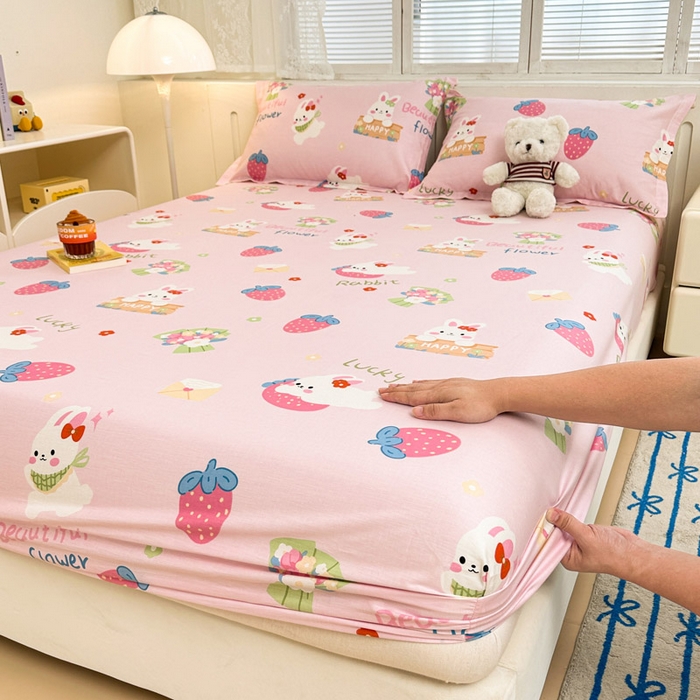 91家纺网 家纺一手货源 找家纺 绵庭家纺 2025新款全棉印花单床笠系列 奇趣欢乐园-粉