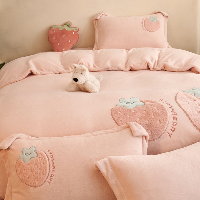 91家纺网 家纺一手货源 找家纺 黛舒家居 2024新款亲肤舒适高克重牛奶绒贴布绣四件套 甜心草莓粉