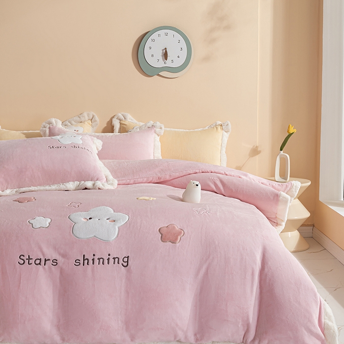 91家纺网 家纺一手货源 找家纺 黛舒家居 2024新款亲肤舒适高克重牛奶绒贴布绣四件套 星空粉