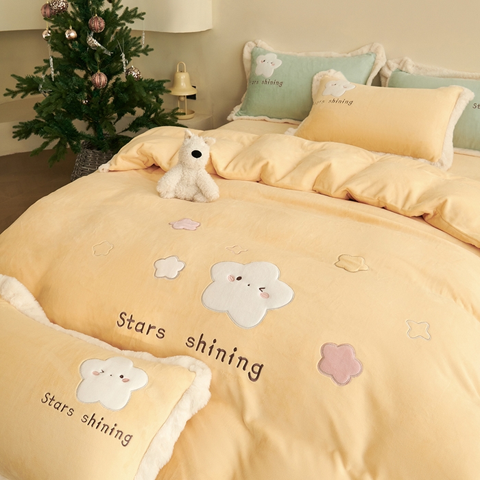 91家纺网 家纺一手货源 找家纺 黛舒家居 2024新款亲肤舒适高克重牛奶绒贴布绣四件套 星空黄