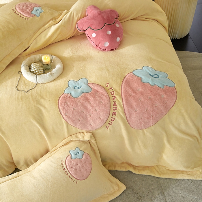 91家纺网 家纺一手货源 找家纺 黛舒家居 2024新款亲肤舒适高克重牛奶绒贴布绣四件套 甜心草莓黄