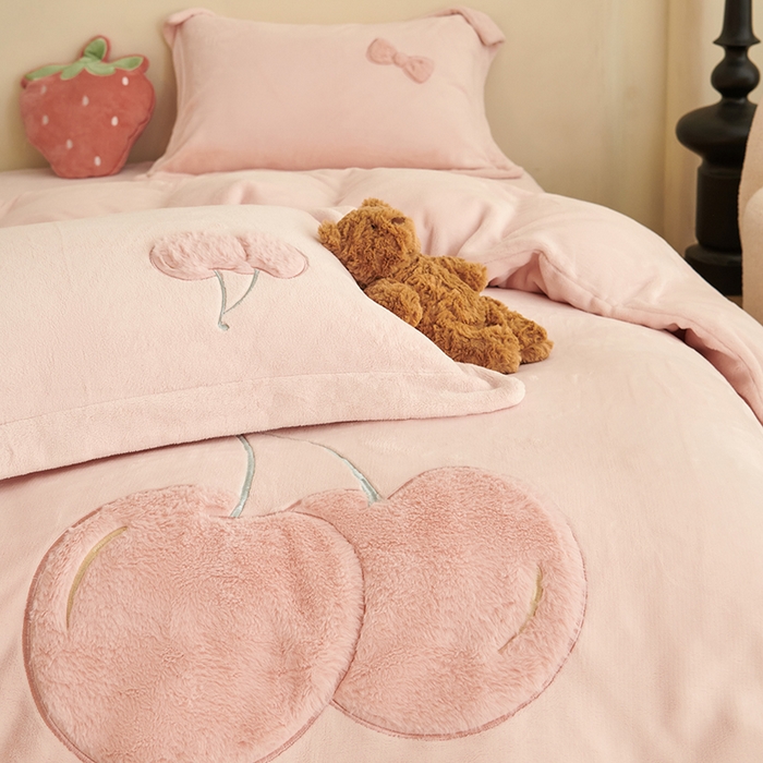 91家纺网 家纺一手货源 找家纺 黛舒家居 2024新款亲肤舒适高克重牛奶绒贴布绣四件套 甜心樱桃