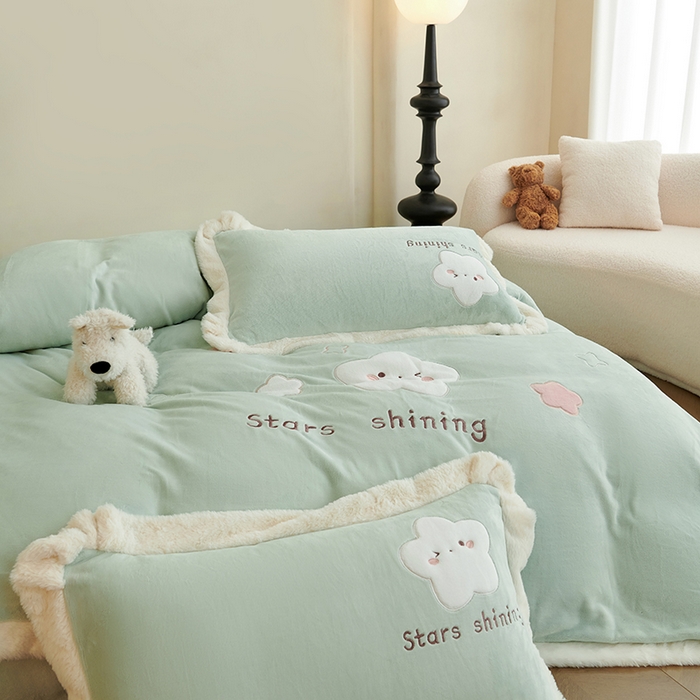 91家纺网 家纺一手货源 找家纺 黛舒家居 2024新款亲肤舒适高克重牛奶绒贴布绣四件套 星空绿