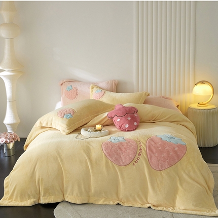 91家纺网 家纺一手货源 找家纺 黛舒家居 2024新款亲肤舒适高克重牛奶绒贴布绣四件套 甜心草莓黄