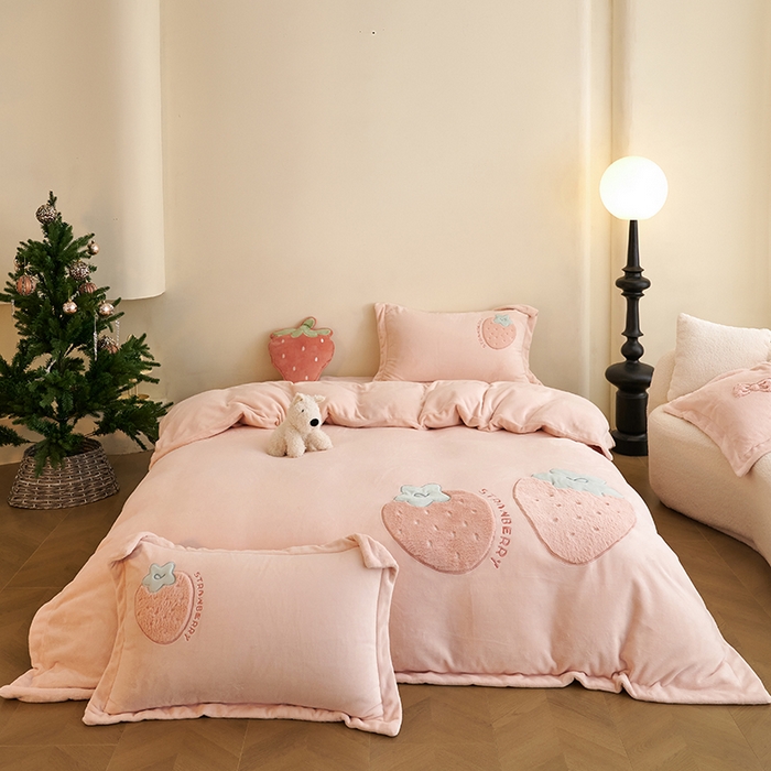 91家纺网 家纺一手货源 找家纺 黛舒家居 2024新款亲肤舒适高克重牛奶绒贴布绣四件套 甜心草莓粉