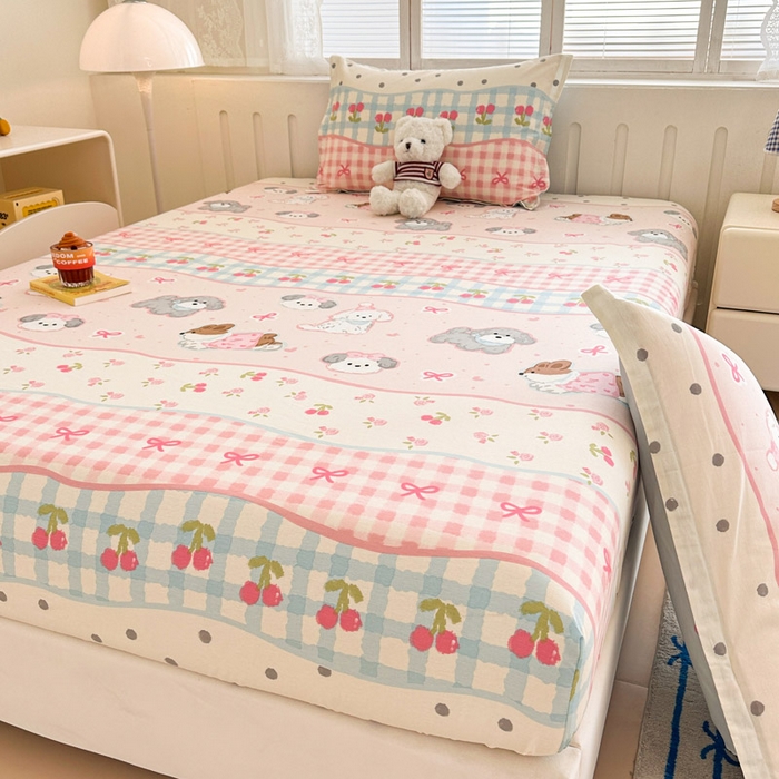 91家纺网 家纺一手货源 找家纺 绵庭家纺 2025新款全棉印花单床笠系列 甜心樱桃狗