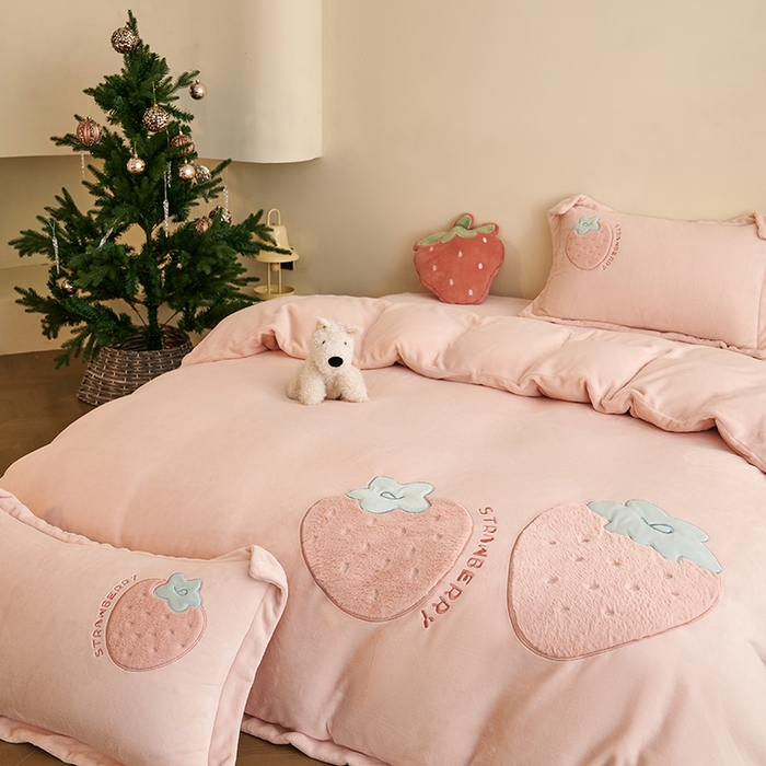 91家纺网 家纺一手货源 找家纺 黛舒家居 2024新款亲肤舒适高克重牛奶绒贴布绣四件套 甜心草莓粉