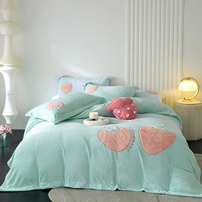 91家纺网 家纺一手货源 找家纺 黛舒家居 2024新款亲肤舒适高克重牛奶绒贴布绣四件套 甜心草莓绿