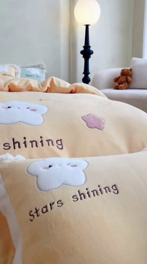 91家纺网 家纺一手货源 找家纺 黛舒家居 2024新款亲肤舒适高克重牛奶绒贴布绣四件套 星空黄