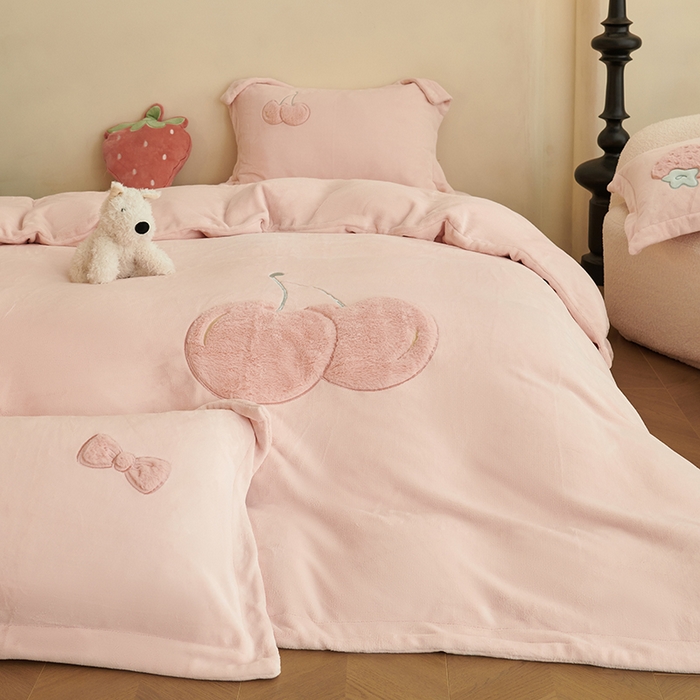 91家纺网 家纺一手货源 找家纺 黛舒家居 2024新款亲肤舒适高克重牛奶绒贴布绣四件套 甜心樱桃