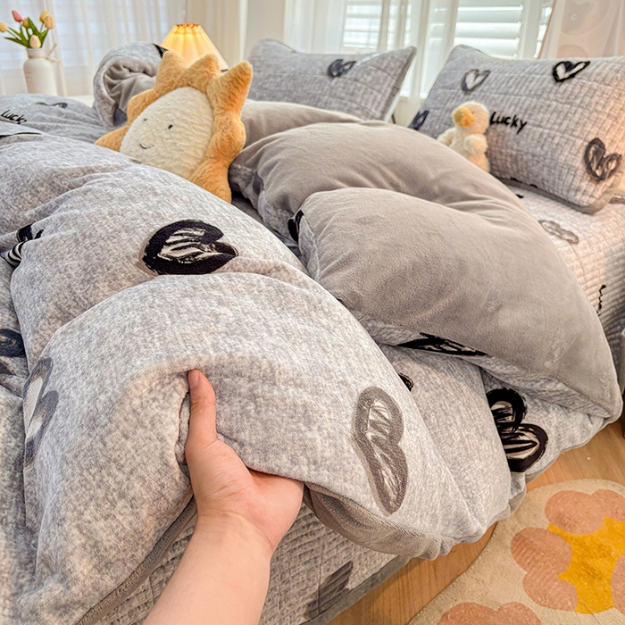 91家纺网 家纺一手货源 找家纺 喜居 2024新款宝宝牛奶绒印花单被套 幸运心