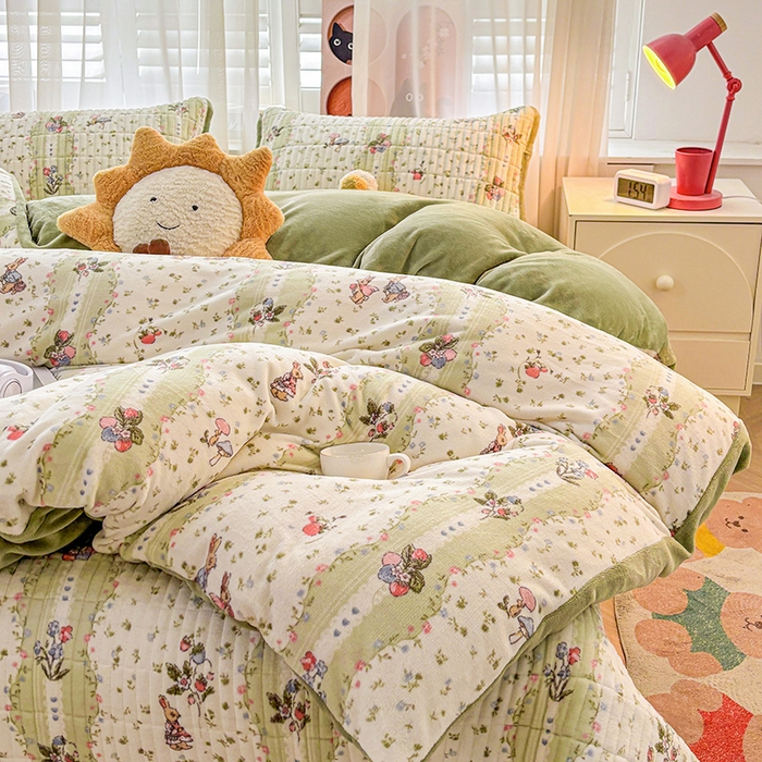 91家纺网 家纺一手货源 找家纺 喜居 2024新款牛奶绒印花夹棉床盖四件套 花开花兔