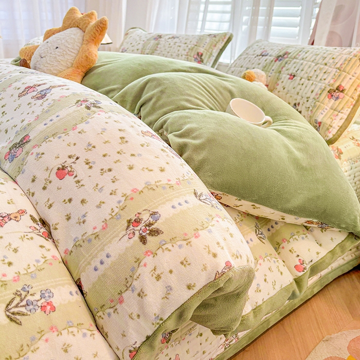 91家纺网 家纺一手货源 找家纺 喜居 2024新款牛奶绒印花夹棉床盖四件套 花开花兔