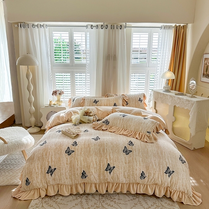 91家纺网 家纺一手货源 找家纺 芷卧 2025新款高克重雕花牛奶绒夹棉床盖款四件套 蝴蝶纷飞