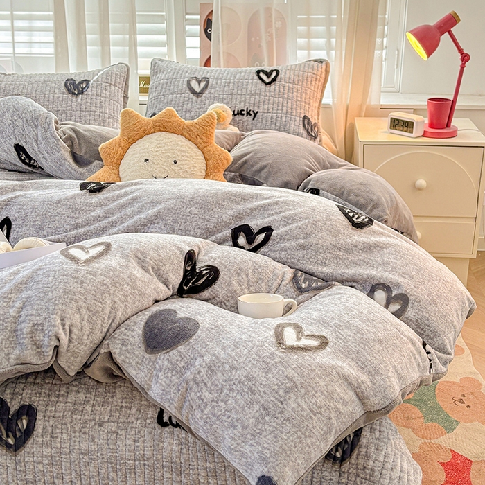 91家纺网 家纺一手货源 找家纺 喜居 2024新款宝宝牛奶绒印花单被套 幸运心