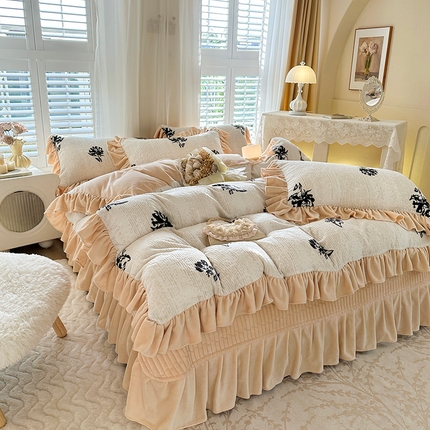 芷卧 2025新款高克重雕花牛奶绒夹棉床盖款四件套 温暖花颜