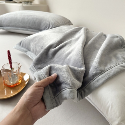 91家纺网 家纺一手货源 找家纺 爱港家纺 2024新款牛奶绒珊瑚绒法兰绒隔脏保暖绑带枕巾 暮云灰