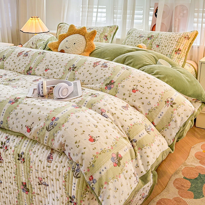 91家纺网 家纺一手货源 找家纺 喜居 2024新款牛奶绒印花夹棉床盖四件套 花开花兔