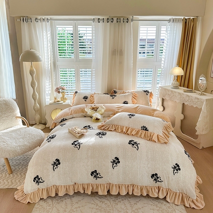 91家纺网 家纺一手货源 找家纺 芷卧 2025新款高克重雕花牛奶绒夹棉床盖款四件套 温暖花颜
