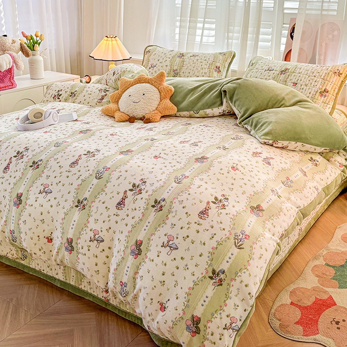 91家纺网 家纺一手货源 找家纺 喜居 2024新款牛奶绒印花夹棉床盖四件套 花开花兔