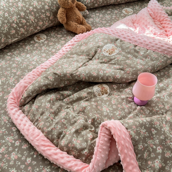 91家纺网 家纺一手货源 找家纺 星期八 2024新款复古碎花全棉豆豆被 花园熊