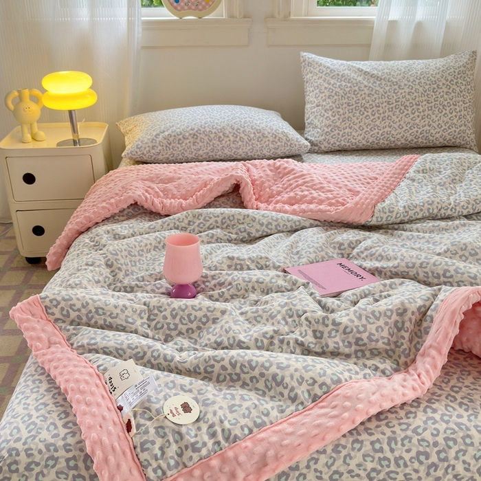 91家纺网 家纺一手货源 找家纺 星期八 2024新款复古碎花全棉豆豆被 豹纹