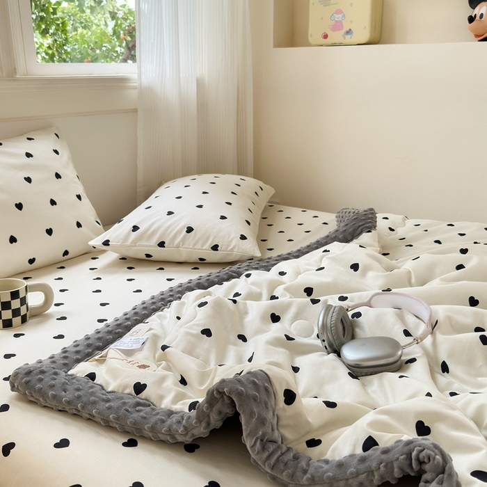 91家纺网 家纺一手货源 找家纺 星期八 2024新款复古碎花全棉豆豆被 爱心