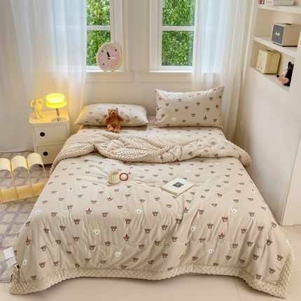 91家纺网 家纺一手货源 找家纺 星期八 2024新款复古碎花全棉豆豆被 爱心熊