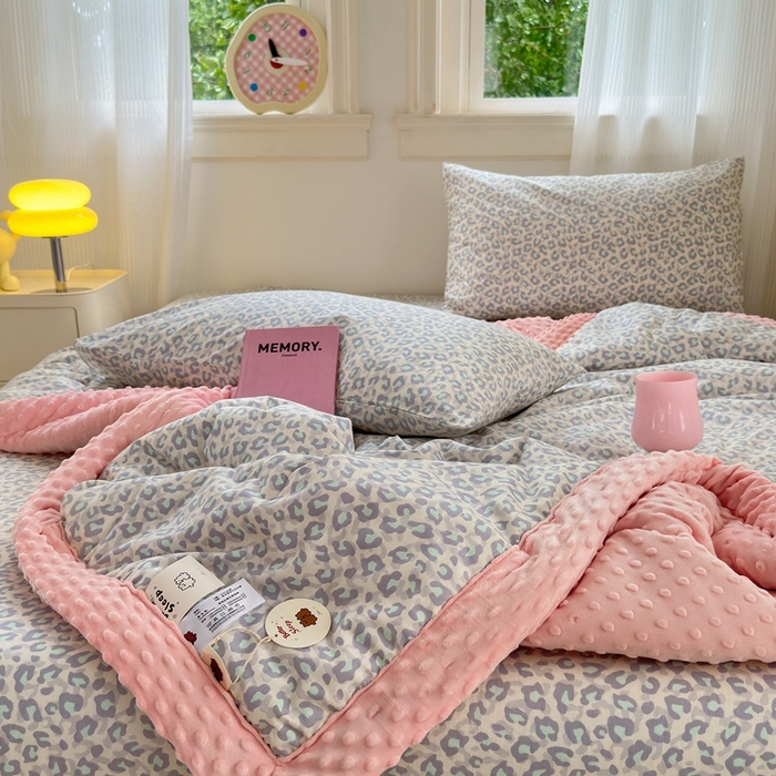 91家纺网 家纺一手货源 找家纺 星期八 2024新款复古碎花全棉豆豆被 豹纹